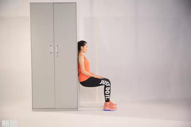 最简单的靠墙静蹲你也未必做得正确